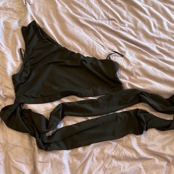 One shoulder cross body black crop top - Picture 2 of 2